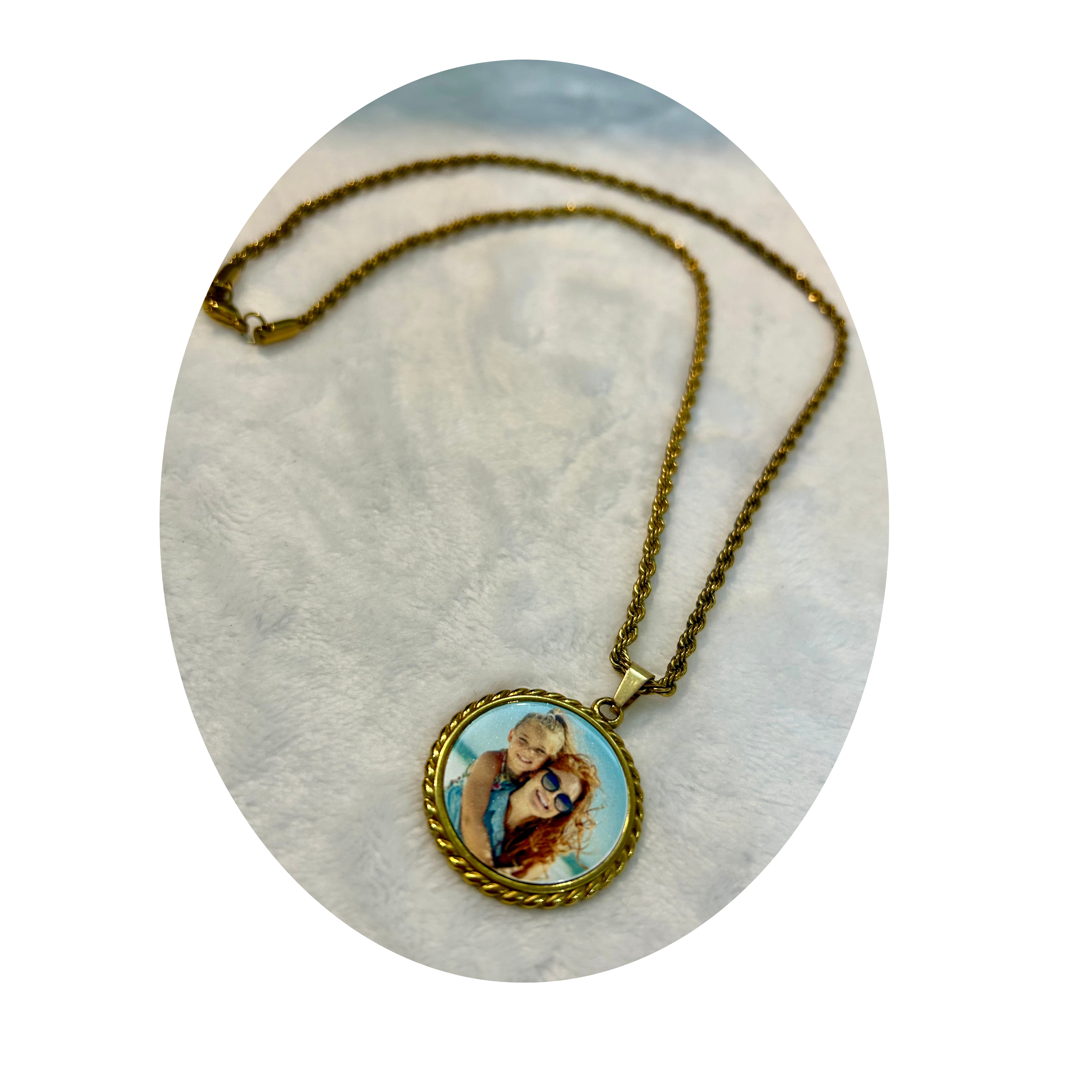 "Nudo" Gold Charm